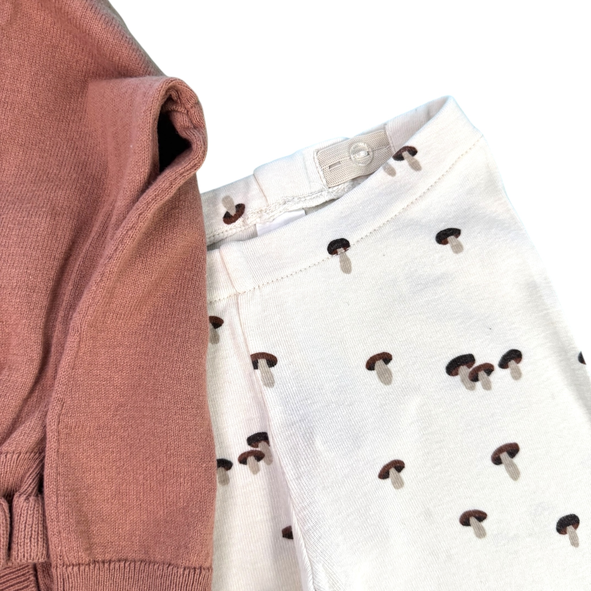 Set hnědého svetru a krémových legín s houbami H&M