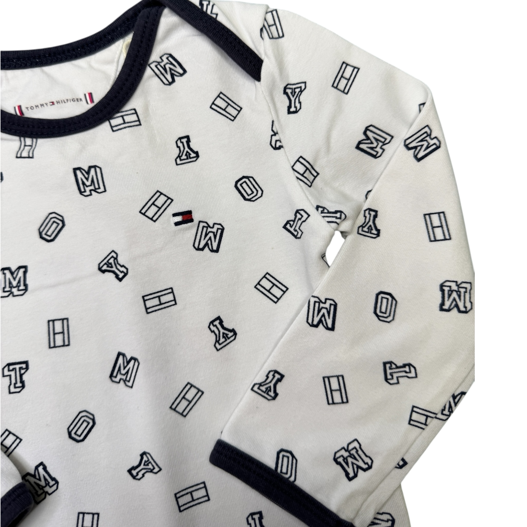 Bílé body s písmeny Tommy Hilfiger