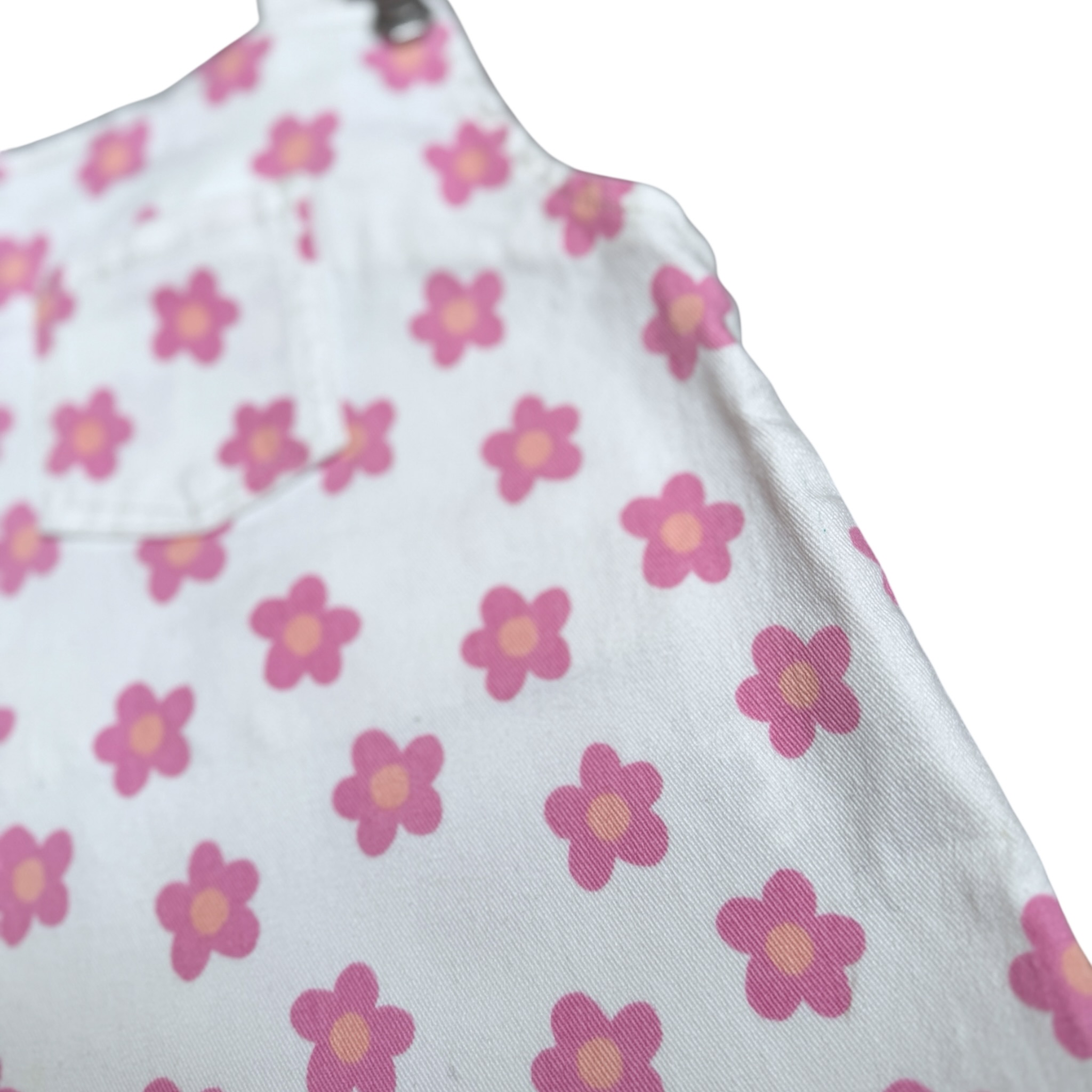 Bílé šaty s laclem a růžovými květy PRIMARK