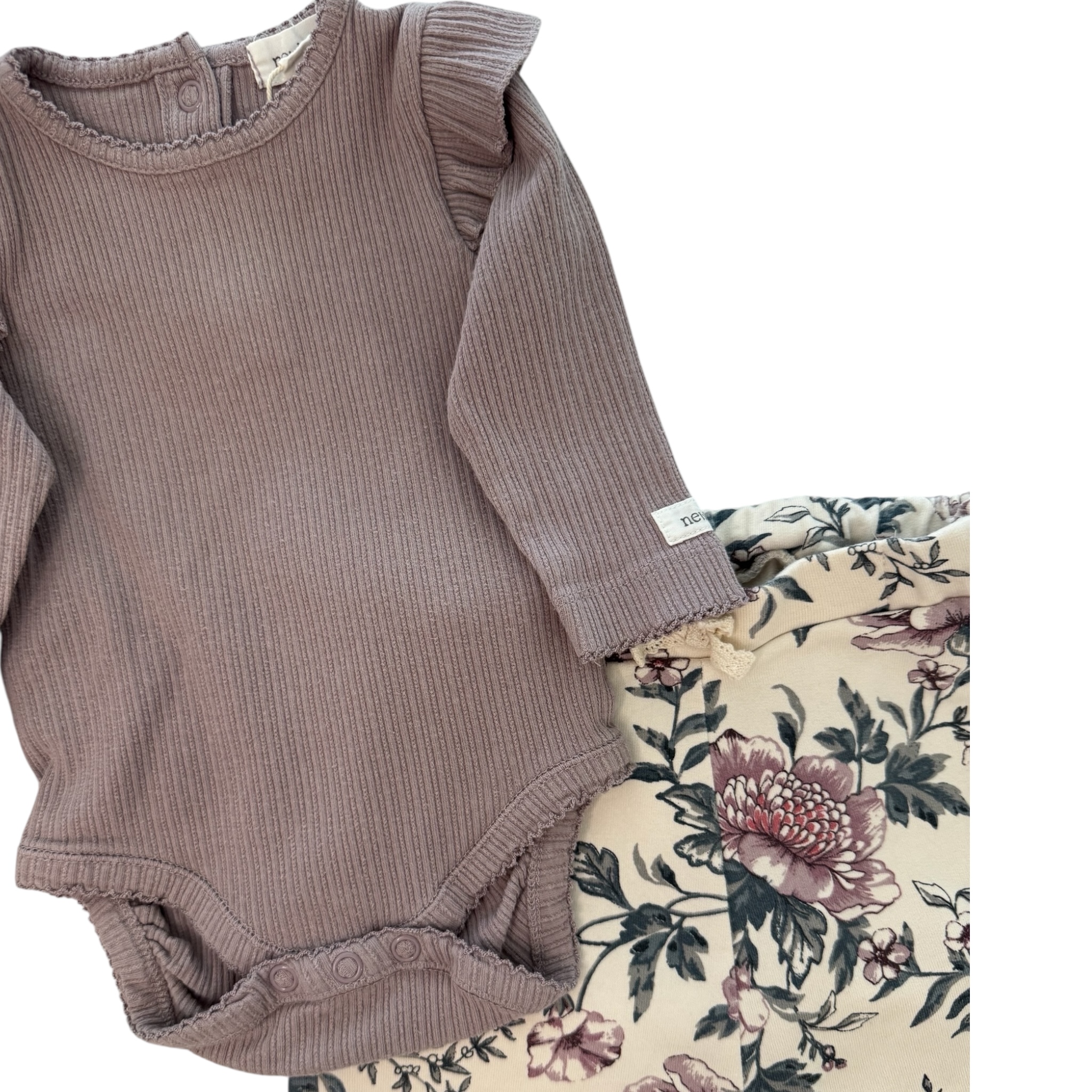 Lila body a béžové tepláky s květy NEWBIE