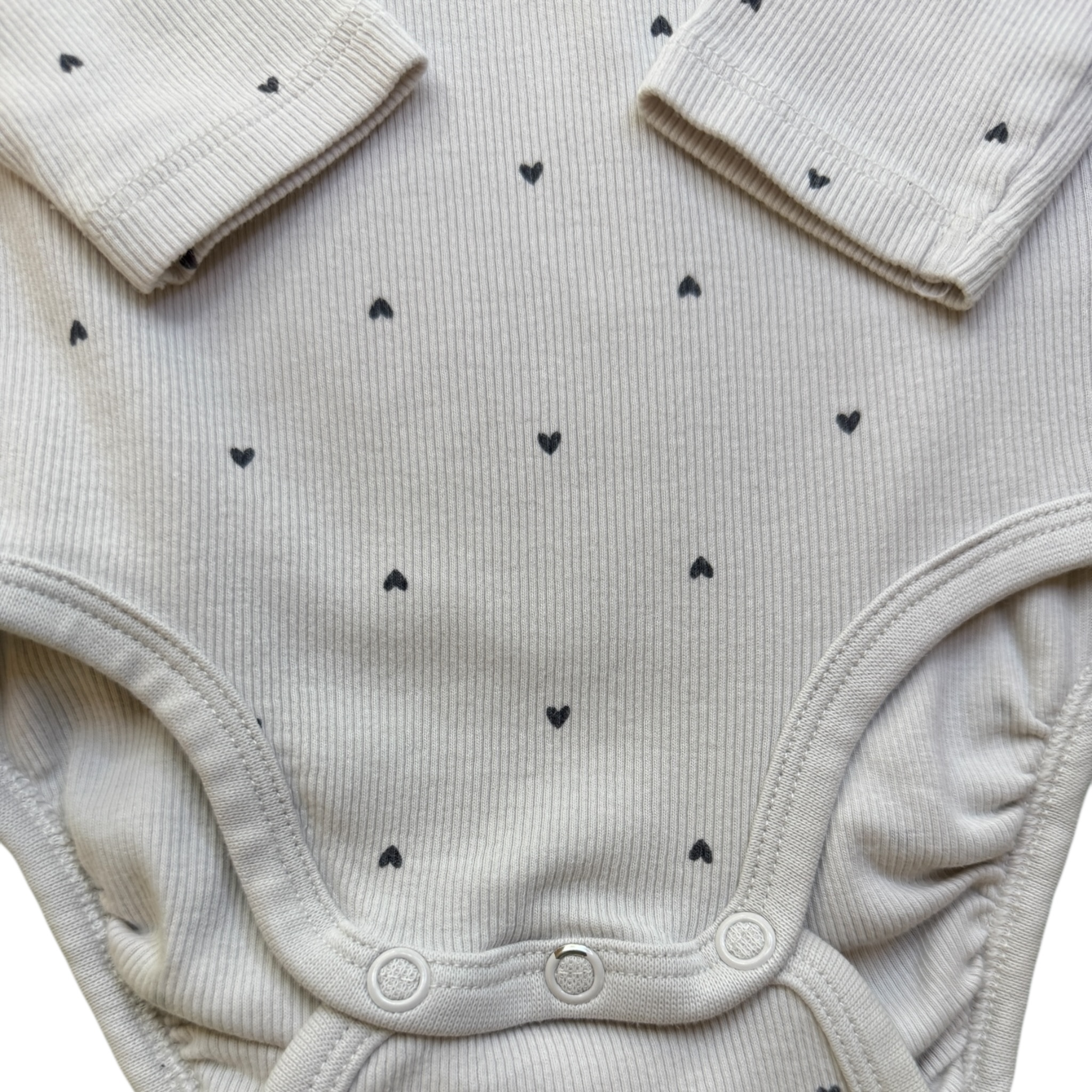 Šedé žebrované body se srdíčky a volánky H&M