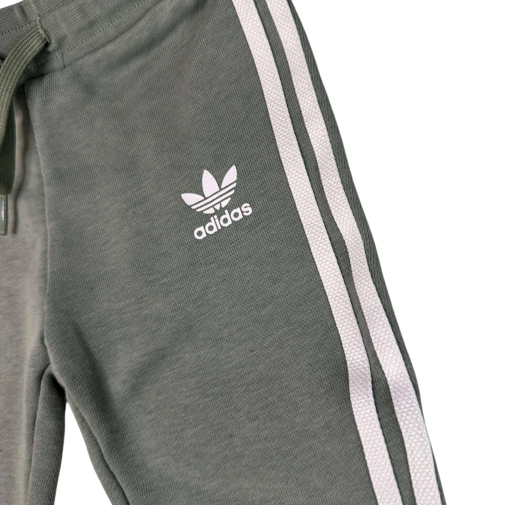 Světlékhaki tepláky s pruhy Adidas